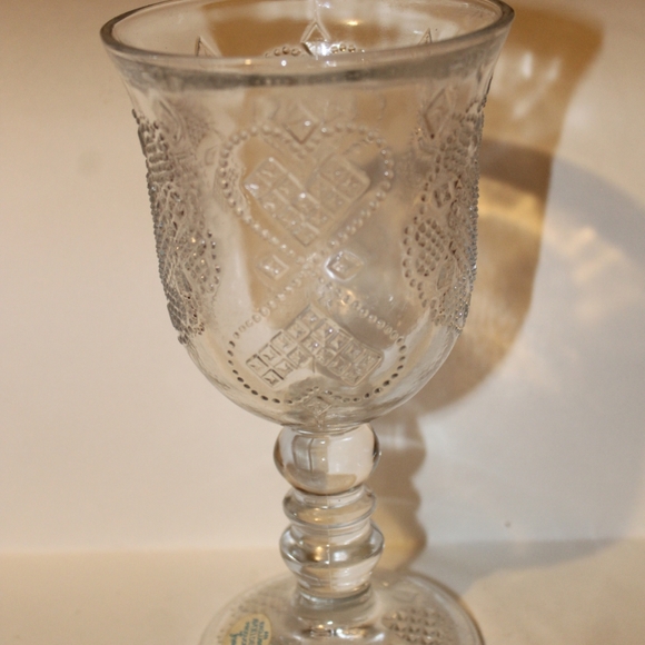 1978 Avon Fostoria clear glass hearts diamonds goblet, ( glows under blacklight) - Picture 3 of 5